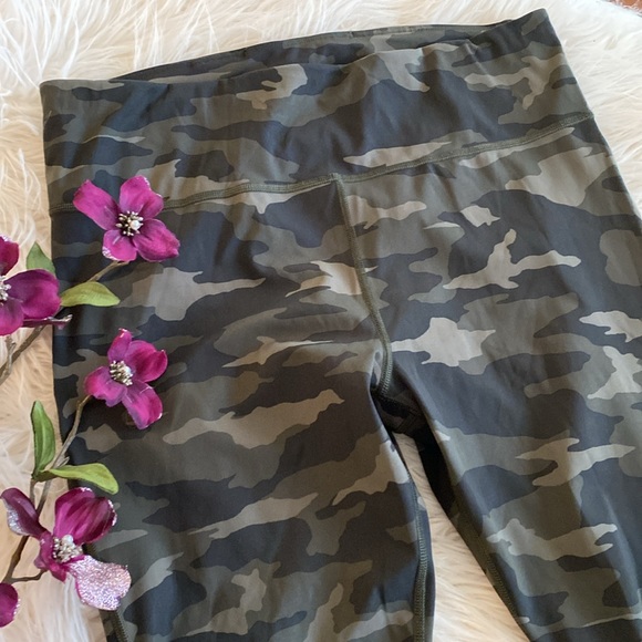 ATHLETA sport capris - Picture 11 of 11